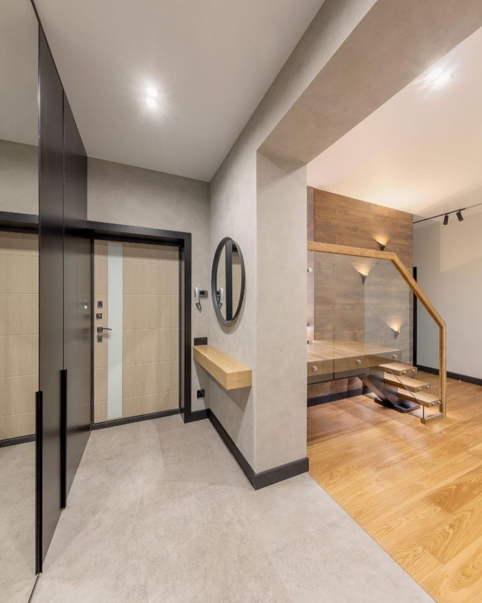 Прихожая с лестницей и деревянной отделкой